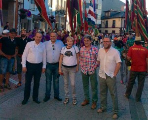 Expresidentes del Consejo Comarcal del Bierzo en el desfile de pendones en Bembibre con motivo del 25º Aniversario.