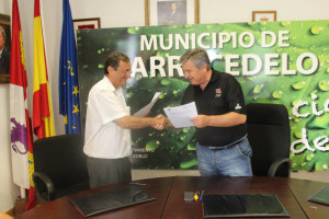 Raúl Valcarce y Antonio Taboada firman el convenio para Biocastanea 2016.