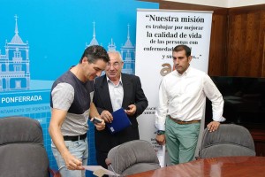 Roberto Mendo, José Manuel Martínez y César Álvarez en la presentación de la I Marcha Solidaria Fútbol Base. Foto: Raúl C.