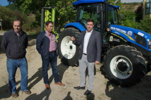 Iván Alonso recibe las llaves del tractor de Medio Rural. Foto: Raúl C.