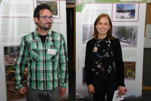 Flor Álvarez Taboada y Alfredo Saldaño en la exposición sobre el urogallo cantábrico en el Campus. Foto: Raúl C.