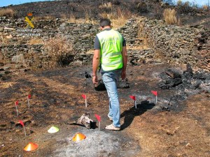 Investigación de un incendio por la Guardia Civil. 