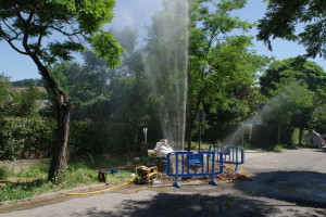 Rotura de una tubería en el barrio de Compostilla. Foto: Raúl C