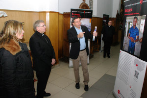 Juan Antonio Menéndez y María Antonia Gancedo en la inauguración de la exposición "Cristianos perseguidos". Foto: Raúl C.