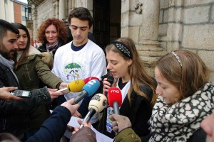 Los alumnos de la Inmaculada leen el manifiesto por la Paz. Foto: Raúl C.