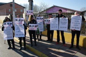 El sector crítico del PSOE a la espera de la llegada de Susana Díaz a Campoanraya. Foto: Raúl C.