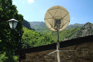 Antena parabólica en Peñalba de Santiago. Foto: Raúl C.