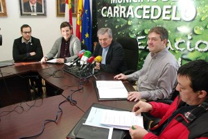 Raúl Valcarce y Roberto Rubio presentan las ayudas a la plantación de castaños en Carracedelo. Foto: Raúl C.