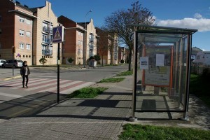 Parada de autobús en el barrio de Compostilla. Foto: Raúl C.