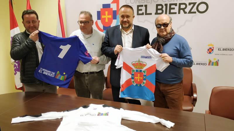 Gerardo Álvarez Courel y Paco Reguera presentan las camisetas de la selección de fútbol del Bierzo-Laciana. Foto: Raúl C.