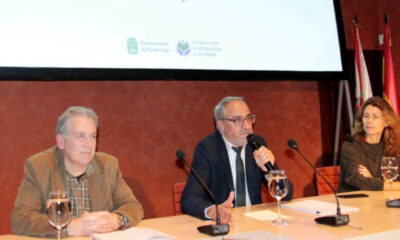 Carlos Sánchez (i), Olegario Ramón, y María Matas en la presentación del Anillo Verde en el Castillo de los Templarios