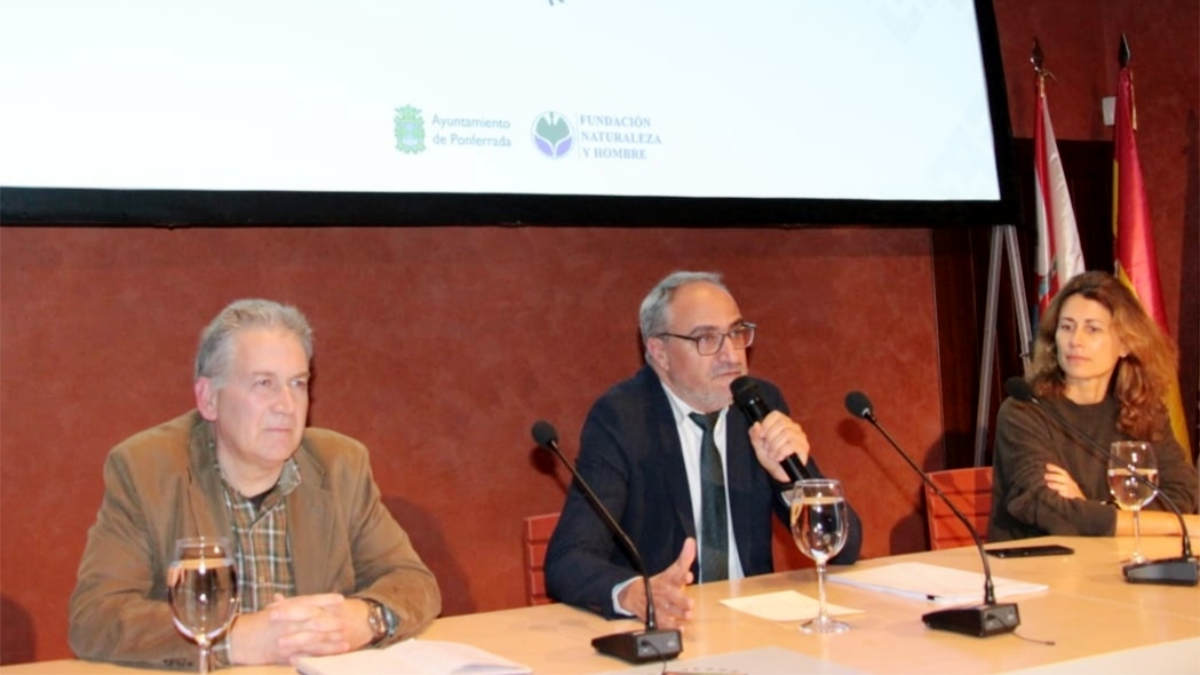 Carlos Sánchez (i), Olegario Ramón, y María Matas en la presentación del Anillo Verde en el Castillo de los Templarios
